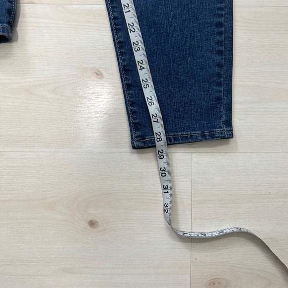 Levis Signature Jeans Womens Size 14 Blue Skinny Pull On Shaping Mid Rise - Picture 7 of 11